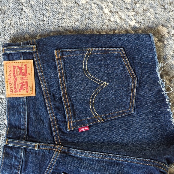 Women's LEVI'S Buttonfly Jean Shorts EUC - Picture 6 of 8